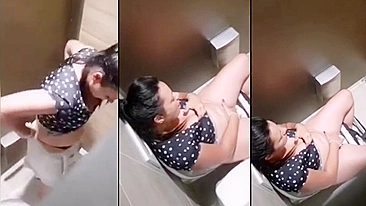 Hidden cam caught Indian aunty fingering in public bathroom