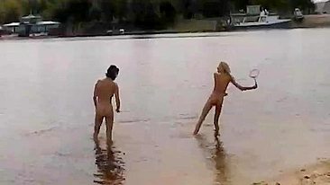 Video de nudismo ruso dos caliente a niñas jugando desnuda en la playa