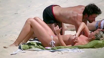 Topless Beach Girl in kleine Bikini Shows Awesome Big Tits